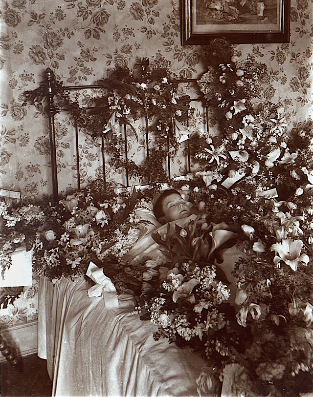 640px-Post-mortem_photograph_of_young_child_with_flowers